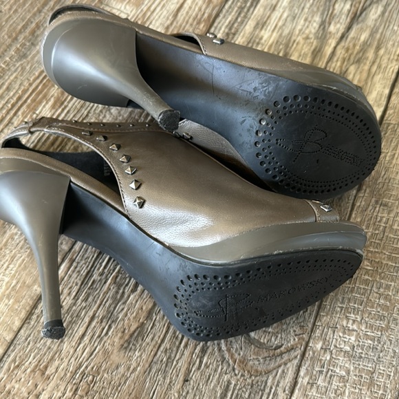 В Makowsky Open Toe/Back Leather Studded
Stiletto, 6M - Picture 12 of 12